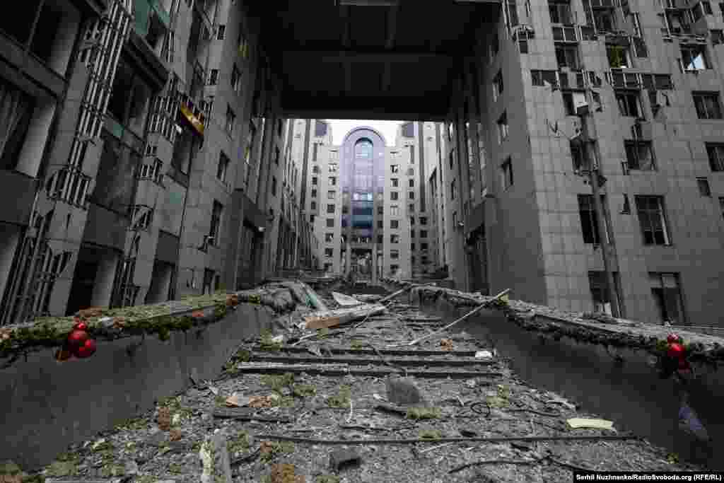 13 ve 15 qatları arasında yanğın çıqqan biznes merkezi de zarar kördi