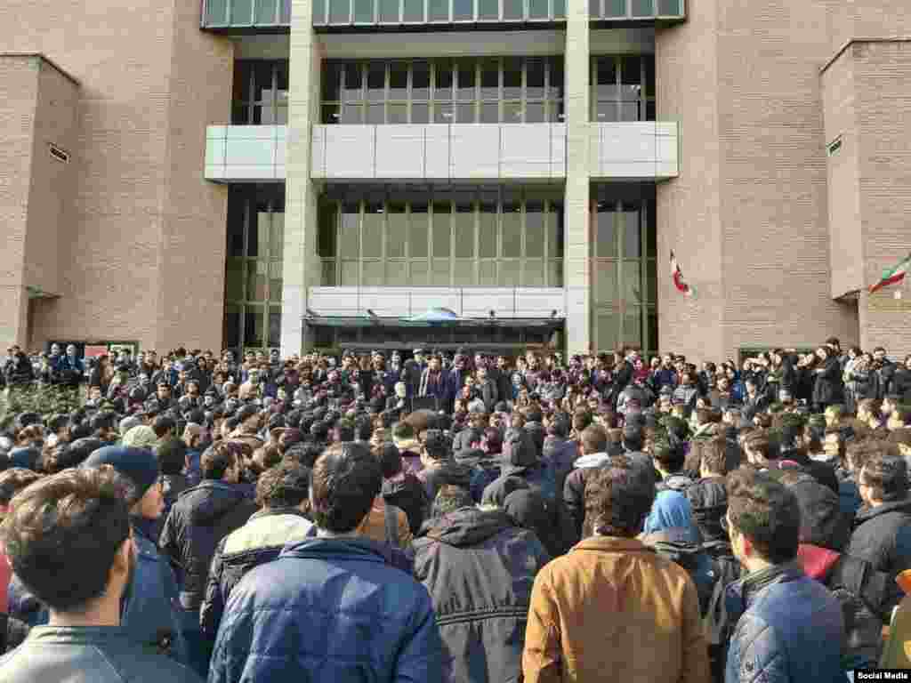 Protestatari adunați în fața Universității Șarif din Teheran, pe 13 ianuarie, scandează slogane împotriva conducerii țării, potrivit postărilor de pe rețele sociale.