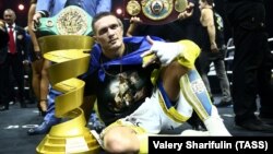 Український боксер Олександр Усик, який завоював титул чемпіона світу за версіями Всесвітньої боксерської ради (WBC), Всесвітньої боксерської організації (WBO), Всесвітньої боксерської асоціації (WBA) і Міжнародної боксерської федерації (IBF) у вазі до 90,71 кілограма в об'єднавчому бою з російським боксером Муратом Гассіевим, у фіналі Всесвітньої боксерської суперсерії WBSS. Москва, 22 липня 2018 року