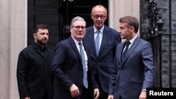 له ښۍ خوا: د فرانسې ولسمشر امانویل مکرون، د جرمني صدراعظم فریدریش مرتز، د بریټانیا صدراعظم کاییر سټارمر، د اوکرایین ولسمشر ولودومیر زیلینسکي 