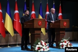 Владимир Зеленский и Реджеп Тайип Эрдоган на пресс-кофнеренции в Стамбуле, 19 ноября 2025 года. Фото Reuters