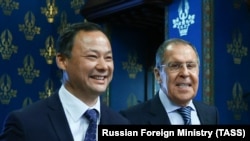 Häzirlikçe hemmesi ýylgyrýar: Russiýanyň daşary işler ministri Sergeý Lawrow (sagda) gyrgyz kärdeşi Ruslan Kazakbaýew bilen 23-nji oktýabrda Moskwada duşuşdy.