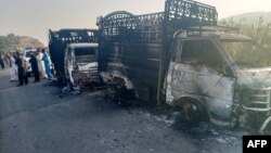 په بلوچستان کې وسلوالو پخوا هم په سکرو او نورو معدنیاتو بار لارۍ سوځولې دي - انځور له ارشیفه. 