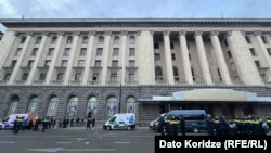 Організатори вирішили, що сьогодні учасникам мітингу слід розійтися, відпочити і розробити новий план упродовж дня