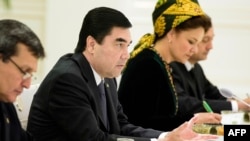 Prezident Gurbanguly Berdimuhamedow maslahat geçirýär. 