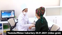  Türkmen lukmany näsag bilen gürleşýär. Arhiw suraty