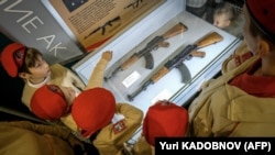 АК-74 автоматынын көргөзмөсүндөгү мектеп окуучулары. Орусия (архивдик сүрөт).