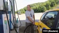 Владимир Путин на заправке, август 2010