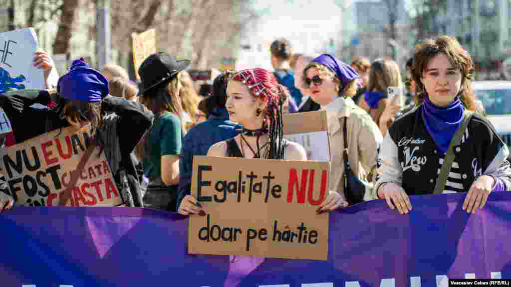 Marșul feminist se desfășoară de peste zece ani în capitală și este organizat de mai multe ONG-uri care apără drepturile femeilor.