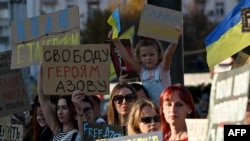 Роднини и приятели на украински военнопленници от "Азов" и подразделенията му участват в митинг в Киев на 8 септември 2024 г. с призив за размяната им с руски пленници.