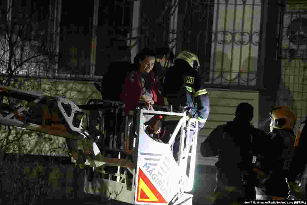 За даними мера Києва Віталія Кличка на вечір 14 листопада, внаслідок російської атаки шестеро людей загинули, постраждали 36. Шестеро з них перебували в лікарнях, п'ятеро – у важкому стані.Вранці 15 лютого голова КМВА Тимур Ткаченко повідомив, що в лікарні померла літня жінка, яка постраждала під час обстрілу. Таким чином, кількість загиблих зросла до 7