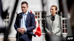 Даниянын премьер-министри Метте Фредериксен (оңдо) менен Гренландия өкмөтүнүн башчысы Йенс-Фредерик Нильсен.