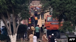 د ژغورنې ډلې غړي د مریدکې په سیمه کې، چې د لاهور ښار څخه شاوخوا ۳۰ کیلومتره لرې پرته ده، د حکومت د روغتیا او زده‌کړو د کمپلکس د ویجاړې ودانۍ له ملبې څخه د یوه قرباني مړی انتقالوي، چې د هندي بریدونو له امله زیانمنه شوې ده. نېټه: د مې ۷، ۲۰۲۵