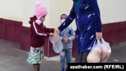 Maşgala dükandan gaýdyp gelýär. Aşgabat (illýustrasiýa suraty)