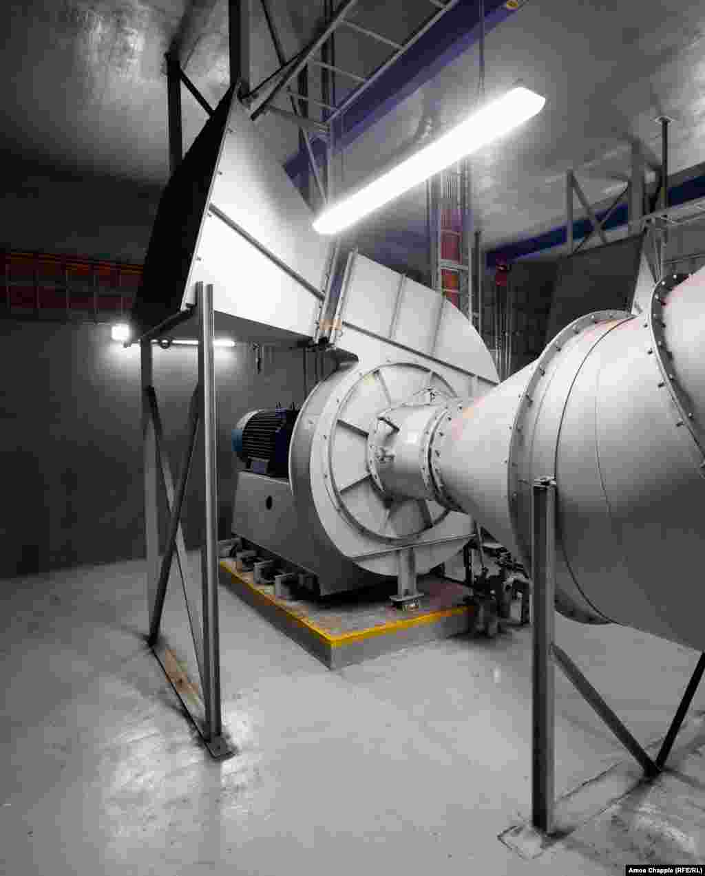 Un ventilator despre care lucrătorii spun că este extrem de zgomotos atunci când OSM este în funcțiune. Josef Filip, managerul tehnic al OSM, spune pentru RFE/RL că rețeaua de adăposturi a fost un secret de stat în timpul regimului comunist susținut de sovietici în Cehoslovacia. &bdquo;A fost construită în timpul Războiului Rece și la acea vreme era sub controlul armatei&rdquo;, spune el. &nbsp;