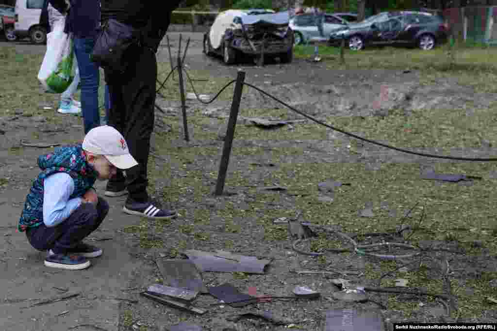 Хлопчик розглядає уламки російського безпілотника, Київ, 4 травня 2025 року