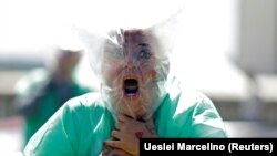 Brazili&#253;ada prezident Žair Bolsonaronyň COVID-19 ykrar etme&#253;&#228;n sy&#253;asatyna garşy ge&#231;iril&#253;&#228;n demonstrasi&#253;a. 2021-nji &#253;ylyň &#253;anwary.