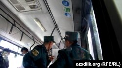 Сотрудники узбекской милиции в общественном транспорте.  