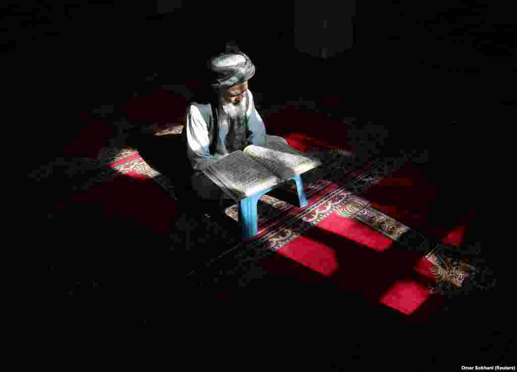 Чоловік читає Коран у мечеті в Кабулі. 4 травня, Афганістан (Reuters/Omar Sobhani)