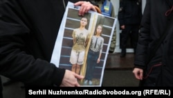 Захист Яни Дугарь каже, що вона принаймні на 10 сантиметрів вища за «розвідницю» на відео, а МВС заявляють, що це нічого не означає