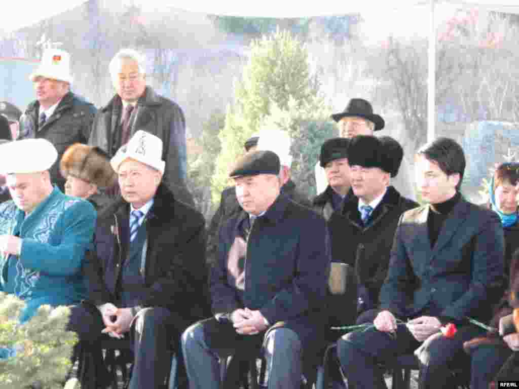 Президенттин Жарлыгы менен Айтматовдун аты Бишкектеги Эмен багына жана Орус драма театрына ыйгарылды.  - 12 декабря, в Бишкеке с участием Президента Курманбека Бакиева в мемориальном комплексе «Ата-Бейит» состоялось поминальное мероприятие, посвященное дню рождения Героя Кыргызской Республики, Героя Социалистического труда, Народного писателя Кыргызской Республики Чингиза Торекуловича Айтматова.               