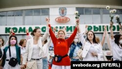 «Ми вас любимо! Припиніть бити нас!»: фоторепортаж із протесту жінок у Білорусі