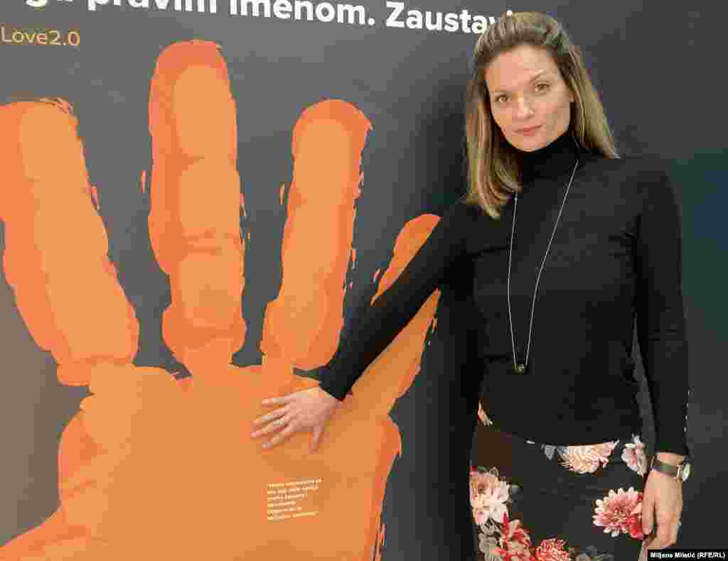 "Naša ideja je bila da crna boja bude ono što ne bi trebalo nikada da bude izrečeno jednoj ženi, a da narandžasta boja bude ono kako bi trebalo da se izražavamo. To potiče iz našeg kulturnog konteksta, iz našeg svakodnevnog rečnika, nekada koristimo seksizme da ih uopšte nismo ni svesni, ali s obzirom na to da je poznato da nasilje potiče od reči i da uvek kreće od reči, nama je jako važno da pošaljemo ovu poruku", rekla je za Radio Slobodna Evropa (RSE) Selena Tasić, menadžerka za javnu diplomatiju u WeBalkans-u.WeBalkans je projekat koji umrežava šest zemalja Zapadnog Balkana, čiji je Srbija deo.