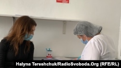 До впровадження сертифікатів, українці, які отримали дві дози щеплення, зможуть зробити запит на отримання документу, заявили у МОЗ