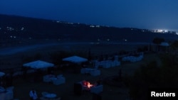 O familie stă într-un restaurant deschis chiar înainte de un presupus atac pakistanez în Jammu. 8 mai 2025