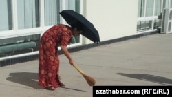 Mejbury arassaçylyk işlerine çekilen býujet işgäri (arhiw suraty)