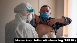 Інфекційні відділення лікарень у багатьох регіонах швидко заповнюються. Подекуди вже немає вільних місць. За останні три тижні кількість нових хворих на добу подвоїлася