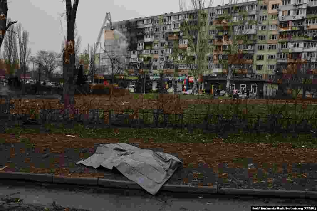 Внаслідок російського обстрілу Києва у ніч проти 29 листопада, загинуло двоє людей, одна із жертв саме в Дарницькому районі – на фото прикрите тіло загиблої людини. Загалом російська атака по Україні забрала життя трьох людей. Ще одна жінка загинула на Київщині