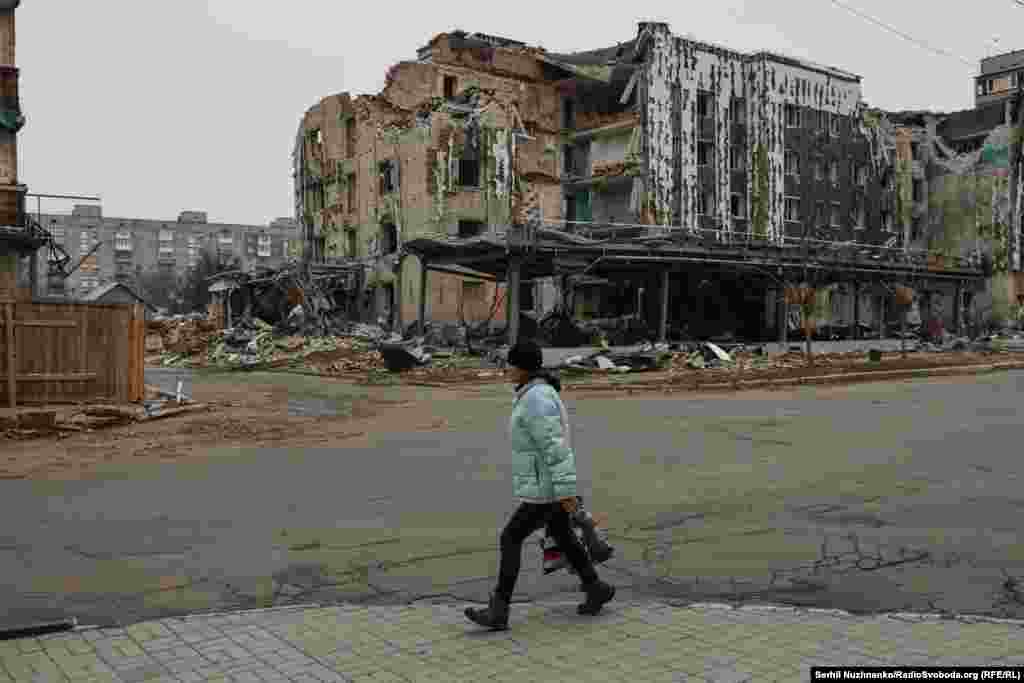 В некоторых пригородах все еще есть электричество и газ, но центрального отопления в Покровске уже нет. Люди пользуются электрообогревателями или газовыми горелками, чтобы согреть жилища