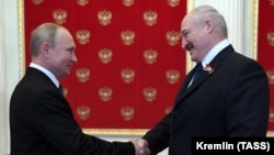 Russian President Vladimir Putin (left) and Belarusian President Alyaksandr Lukashenka shake hands during a ceremony at the Kremlin in Moscow on June 24.