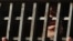 Один из подозреваемых в терроризме выглядывает из тюремного окна. Саргодха, Пакистан, 2 февраля 2010 года.