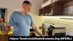 Ветеран Дмитро Демченко працює адміністратором у громадському просторі захисників і захисниць «Вибір» при Будинку офіцерів у Львові 