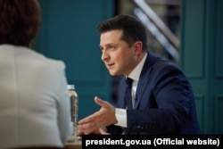 Президент України Володомир Зеленський під час пресмарафону «30 запитань президенту України» повідомив, що обговорив із керівником Європейської ради Шарлем Мішелем потенційні формати переговорів із Росією. Київ, 21 листопада 2021 року