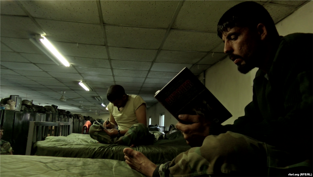 پتنگ قریشی هنگام مطالعه در خوابگاه&zwnj;اش