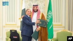 د پاکستان وزیراعظم شهباز شریف او د سعودي عرب وليعهد محمد بن سلمان بن عبدالعزیز - د سېپټېمبر ۱۷مې انځور 