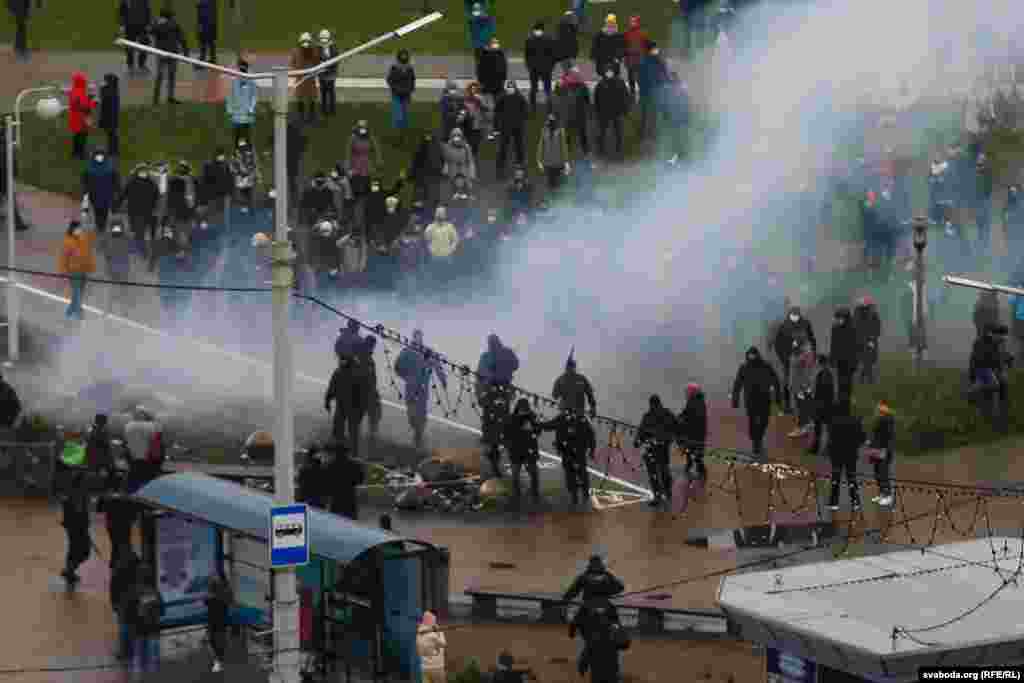 Найчастіше силовики застосовували проти мирних протестувальників спеціальні засоби, дещо слабші від світлошумових гранат. Протистояння озброєних силовиків та демонстрантів на Кам&#39;янній Гірці