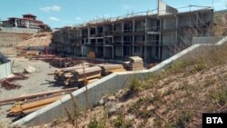 Снимка на подпорната стена, на която се виждат пространствата, приличащи на стаи. 