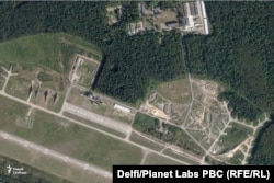 Агульны выгляд заходняй часткі вайсковага аэрадрому &#171;Лунінец&#187; 3 верасьня 2025 году. У правым куце здымка бачныя сыстэмы супрацьпаветранай абароны і ракетныя комплексы створанага ў 2023 годзе 56-га зэнітна-ракетнага палку. Да пачатку вайны ва Ўкраіне тут было амаль пустое месца