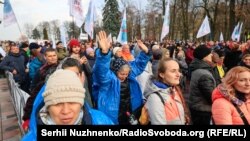 Серед противників щеплень є і молодь, і люди похилого віку. Акція антивакцинаторів біля Верховної Ради, 3 листопада 2021 року