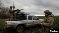 Українські військові 125-ї окремої важкої механізованої бригади готують танковий кулемет Калашникова в рамках дистанційно керованого комплексу для мобільного підрозділу протиповітряної оборони перед випробуваннями поблизу Куп’янська, Харківщина, листопад 2025 року