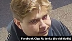 За словами колег, невідомий чоловік приходив до квартири виконавчої директорки видання The Kyiv Independent Дарини Шевченко, фотографував двері і збирав про неї інформацію