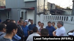 Орусиядагы  элчи Болот Отунбаев өрт чалган басмканага келген учур. Москва, 27-август, 2016-жыл. 