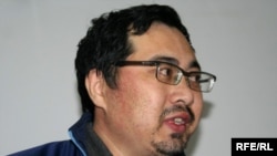 Активист оппозиции Ермек Нарымбаев выступает на своем суде. Алматы, 14 мая 2010 года.  