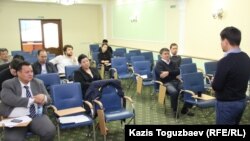 Присутствующие на общественно-экспертном слушании в рамках инициативы «Я отвечаю». Алматы, 21 сентября 2015 года. 