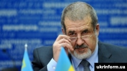 «Путін, немає слів, вбивця і бандит! А ким тоді є ті, хто підтримує Путіна в його бандитському вторгненні до Криму і окупації півострова?» – написав Чубаров у фейсбуці