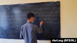 آرشیف، معلم کنار تخته سیاه صنف درسی